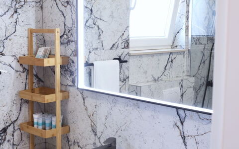 Amara: Mur, Miroir, Design Intérieur, Luminaire Plomberie, Évier, Robinet, Lavabo, Salle De Bains, Plomberie, Armoire De Toilette