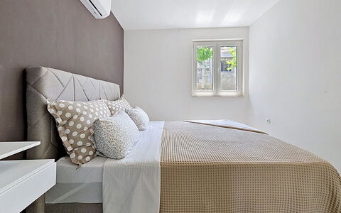 Aurora: Lit, Meubles, Design Intérieur, Literie, Chambre, Drap De Lit, Mur, Sol, Sol, Linge