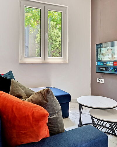 Aurora: Meubles, Design Intérieur, Appareil Électronique, Mur, Télévision, Canapé, Téléviseur, Salon, Sol