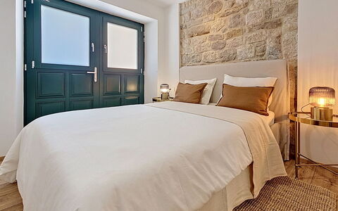 Kaštela 302: Lit, Meubles, Design Intérieur, Chambre, Sol, Mur, Sol, Bois, Literie, Plafond