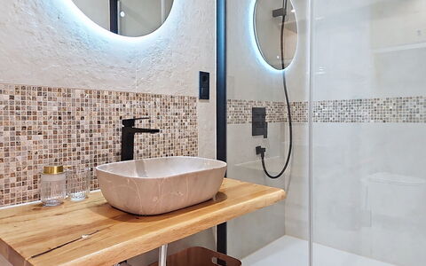 Kaštela 302: Salle De Bains, Design Intérieur, Luminaire Plomberie, Lavabo, Sol, Mur, Miroir, Évier, Sol, Robinet