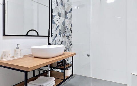 Sea Wiew 1: Design Intérieur, Sol, Sol, Luminaire Plomberie, Salle De Bains, Tuile, Plafond, Plomberie, Luminaire