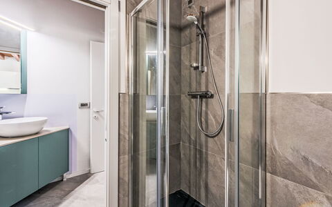 Silvia: Sol, Sol, Design Intérieur, Luminaire Plomberie, Salle De Bains, Plafond, Plomberie, Robinet, Tuile, Pièce