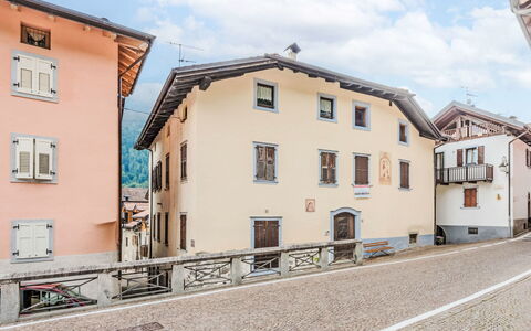 Silvia: Fenêtre, Domicile, Design Urbain, Porte, Appartement, Balcon