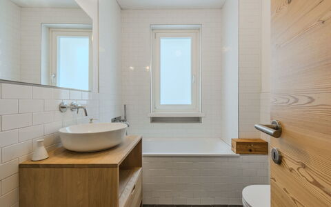 La Casa di Bruna: Salle De Bains, Lavabo, Mur, Luminaire Plomberie, Sol, Design Intérieur, Miroir, Bois, Sol, Évier