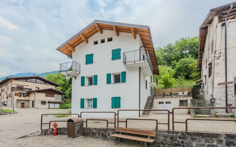 La Casa di Bruna: Fenêtre, Maison, Zone Résidentielle, Domicile, Établissements Humains, Pente, Balcon, Village, Village De Montagne