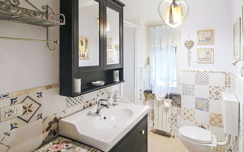 La Casa Azzurra: Design Intérieur, Mur, Sol, Lavabo, Luminaire Plomberie, Salle De Bains, Sol, Évier, Robinet, Plafond