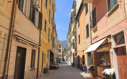La Casa Azzurra: Jour, Mur, Bâtiment, Fenêtre, Surface De La Route, Ville, Rue, Zone Urbaine, Route, Ville