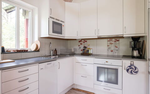 Lövekulle: Cuisine, Comptoir, Appareil De Cuisine, Cabinetry, Sol, Design Intérieur, Bois, Principaux Appliance, Evier, Sol