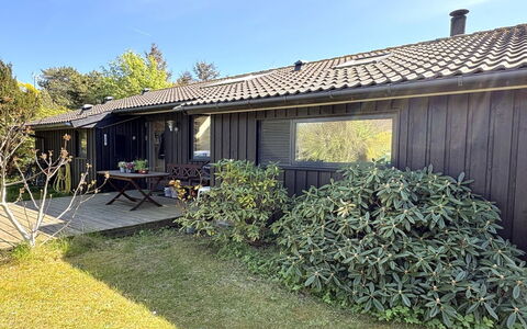 Stasia - 50M from the Sea: Herbe, Maison, Domicile, Toit, Arbuste, Chalet, Zone Résidentielle, Lot Terre, Porte