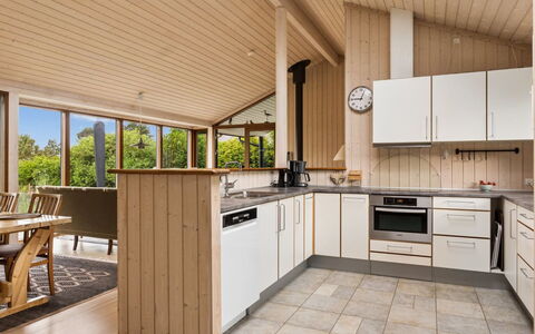 Stasia - 50M from the Sea: Cuisine, Design Intérieur, Meubles, Sol, Bois, Sol, Comptoir, Plafond, Cabinetry, Parquet