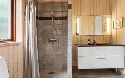 Stasia - 50M from the Sea: Sol, Sol, Mur, Luminaire Plomberie, Bois, Design Intérieur, Salle De Bains, Plomberie, Tuile, Armoire De Toilette