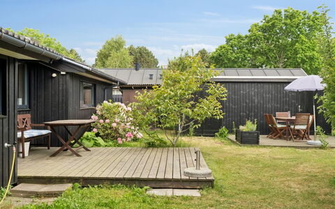 Stasia - 50M from the Sea: Arbuste, Maison, Toit, Domicile, Jardin, Chalet, Lot Terre, Couverture De Sol, Arrière-Cour