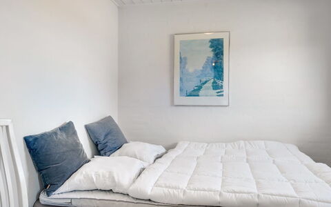 Gorica - 200M to the Fjord: Chambre, Drap De Lit, Lit, Meubles, Linge, Literie, Design Intérieur, Sol, Sol, Pièce