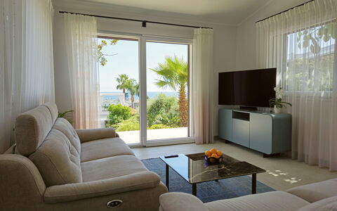 Oasis Villa Sanremo: Meubles, Design Intérieur, Canapé, Appartement, Salon, Domicile, Sol, Sol, Éclairage, Table