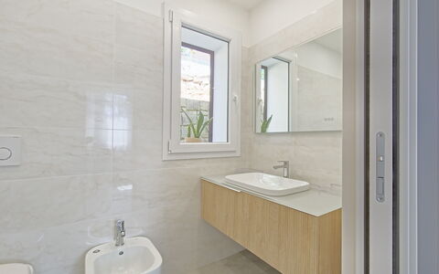 Oasis Villa Sanremo: Sol, Salle De Bains, Luminaire Plomberie, Sol, Évier, Lavabo, Design Intérieur, Toilette, Robinet, Plomberie