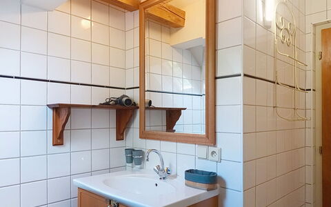 Jizera Cottage: Lavabo, Mur, Luminaire Plomberie, Évier, Design Intérieur, Sol, Bois, Robinet, Sol, Salle De Bains