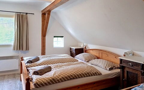 Jizera Cottage: Lit, Chambre, Meubles, Bois, Drap De Lit, Design Intérieur, Literie, Plafond, Cadre De Lit, Sol