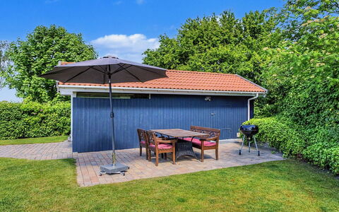 Ronna - 160M from the Sea: Toit, Ombre, Mobilier De Jardin, Meubles, Domicile, Chalet, Jardin, Siding, Pelouse, Chaise
