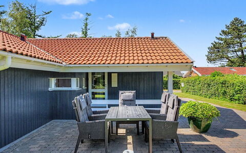 Ronna - 160M from the Sea: Maison, Domicile, Toit, Chalet, Ombre, Siding, Biens, Porche, Aménagement Paysager, Jardin