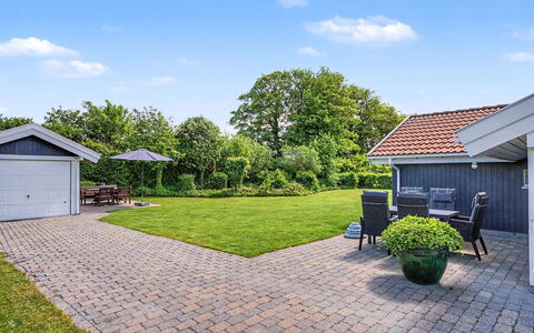 Ronna - 160M from the Sea: Herbe, Maison, Domicile, Arbuste, Zone Résidentielle, Chalet, Toit, Jardin, Biens, Pelouse