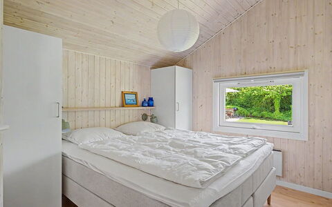 Ronna - 160M from the Sea: Bois, Chambre, Plafond, Design Intérieur, Domicile, Lit, Literie, Pièce, Drap De Lit, Cadre De Lit
