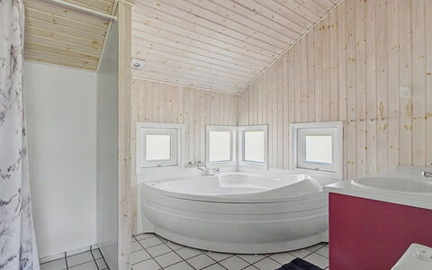 Ronna - 160M from the Sea: Sol, Sol, Bois, Plafond, Design Intérieur, Luminaire Plomberie, Baignoire, Pièce, Salle De Bains, Domicile