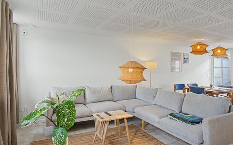 Swarthofthi - 90M from the Sea: Meubles, Bois, Design Intérieur, Sol, Sol, Plafond, Luminaire, Éclairage, Salon