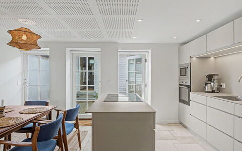 Swarthofthi - 90M from the Sea: Sol, Meubles, Sol, Bois, Design Intérieur, Plafond, Cabinetry, Domicile, Parquet, Cuisine