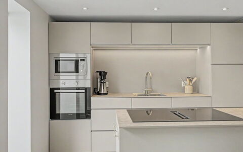 Swarthofthi - 90M from the Sea: Cuisine, Appareil De Cuisine, Comptoir, Design Intérieur, Cabinetry, Sol, Meubles, Mur, Sol, Bois