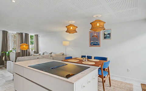 Swarthofthi - 90M from the Sea: Sol, Design Intérieur, Bois, Plafond, Meubles, Sol, Luminaire, Comptoir, Cuisine, Cabinetry