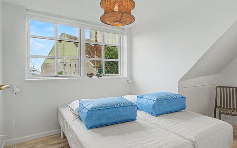 Swarthofthi - 90M from the Sea: Meubles, Design Intérieur, Sol, Lit, Chambre, Sol, Bois, Pièce, Plafond, Linge