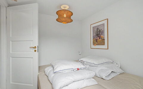 Swarthofthi - 90M from the Sea: Lit, Meubles, Chambre, Design Intérieur, Mur, Literie, Drap De Lit, Sol, Bois, Plafond