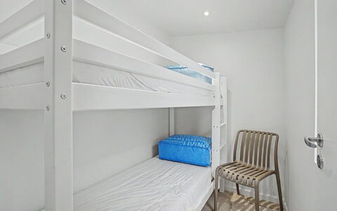 Swarthofthi - 90M from the Sea: Sol, Design Intérieur, Sol, Plafond, Chambre, Lit, Literie, Drap De Lit, Pièce, Appartement