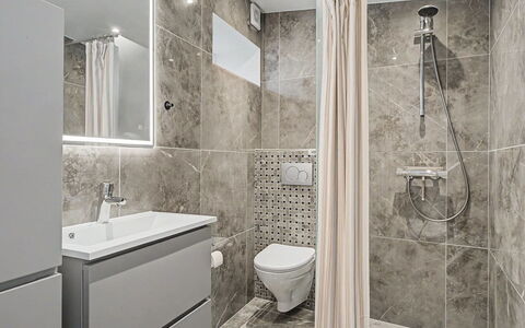 Swarthofthi - 90M from the Sea: Sol, Mur, Sol, Design Intérieur, Luminaire Plomberie, Salle De Bains, Plafond, Tuile, Toilette, Plomberie