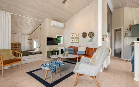 Rise - 600M from the Sea: Bois, Sol, Sol, Design Intérieur, Domicile, Plafond, Meubles, Pièce, Salon, Dur