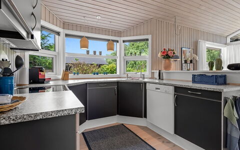 Rise - 600M from the Sea: Cuisine, Design Intérieur, Comptoir, Plafond, Appareil De Cuisine, Principaux Appliance, Cabinetry, Sol, Domicile, Électroménager