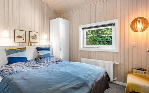 Rise - 600M from the Sea: Chambre, Bois, Design Intérieur, Lit, Plafond, Drap De Lit, Literie, Meubles, Sol, Sol
