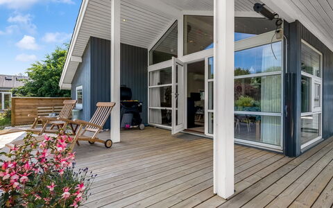 Rise - 600M from the Sea: Bois, Porche, Porte, Domicile, Maison, Toit, Siding, Composite, Dur, Plate-Forme