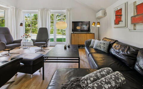 Fita - 30Km from the Sea: Meubles, Design Intérieur, Canapé, Sol, Salon, Sol, Plafond, Bois, Pièce, Table