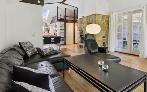 Fita - 30Km from the Sea: Meubles, Design Intérieur, Sol, Sol, Canapé, Mur, Parquet, Bois, Plafond, Salon