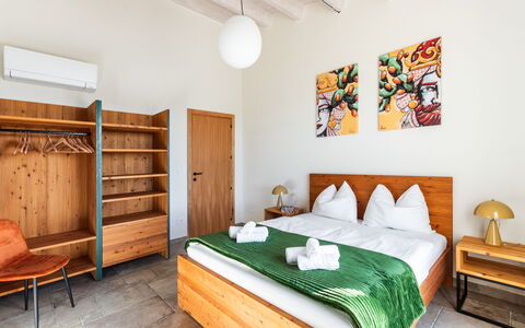 Villa Maddalena: Bois, Meubles, Sol, Design Intérieur, Sol, Pièce, Tache De Bois, Chambre, Parquet, Lit