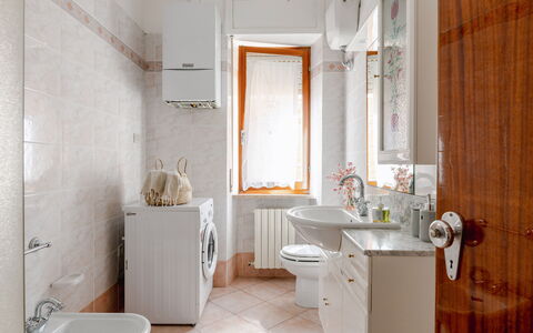 Casa Acquamarina: Luminaire Plomberie, Sol, Design Intérieur, Évier, Salle De Bains, Sol, Robinet, Lavabo, Plomberie, Pièce