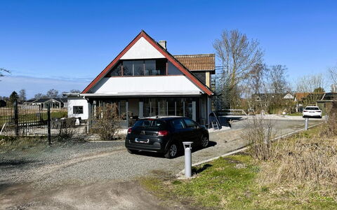 Aaro - 275M from the Sea: Fenêtre, Architecture, Zone Résidentielle, Maison, Domicile, Toit, Chalet, Allée, Banlieue, Mid-Taille Car