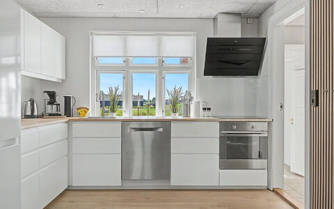Aaro - 275M from the Sea: Cuisine, Appareil De Cuisine, Sol, Principaux Appliance, Bois, Sol, Comptoir, Cabinetry, Design Intérieur, Électroménager