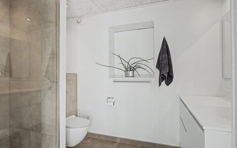 Aaro - 275M from the Sea: Sol, Mur, Sol, Design Intérieur, Luminaire Plomberie, Plafond, Salle De Bains, Éclairage, Pièce, Tuile