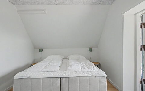 Aaro - 275M from the Sea: Chambre, Sol, Plafond, Sol, Design Intérieur, Linge, Literie, Drap De Lit, Lit, Cadre De Lit