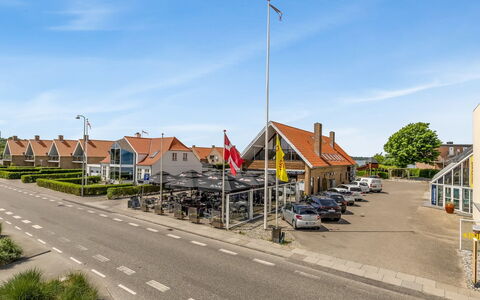 Maris - 280M from the Sea: Meubles, Design Intérieur, Mur, Sol, Bois, Sol, Pièce, Plafond, Éclairage, Domicile