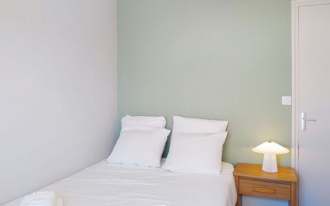 Dolce Vita: Mur, Sol, Design Intérieur, Bois, Chambre, Sol, Lit, Meubles, Pièce, Drap De Lit