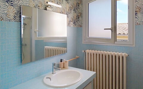 Dolce Vita: Mur, Luminaire Plomberie, Lavabo, Design Intérieur, Évier, Sol, Salle De Bains, Miroir, Robinet, Sol